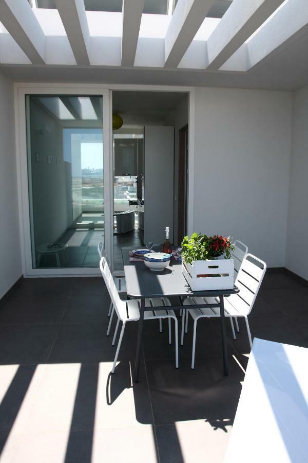 Apartment Fly On The Sea
